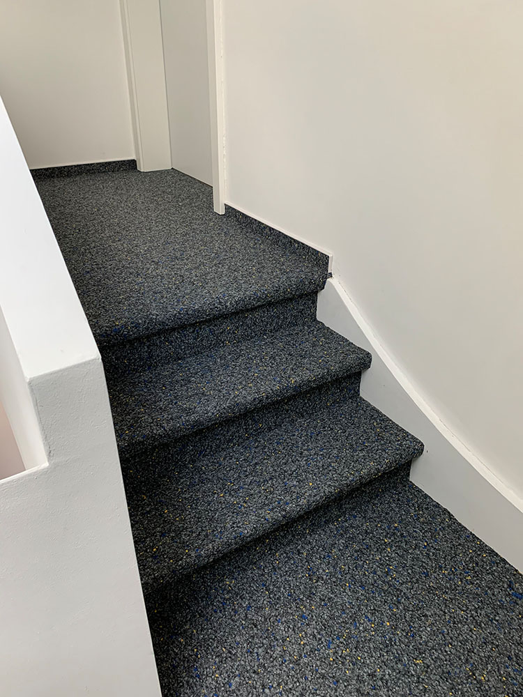 Treppen Teppichboden verlegen und bekleben